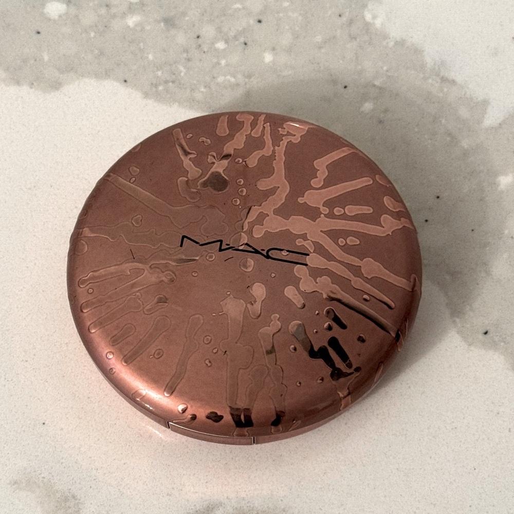 MAC Beige-ing Beauty Radiant Matte Bronzing Powder